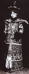 https://upload.wikimedia.org/wikipedia/commons/thumb/8/8a/Empress_Wan_Rong.jpg/100px-Empress_Wan_Rong.jpg